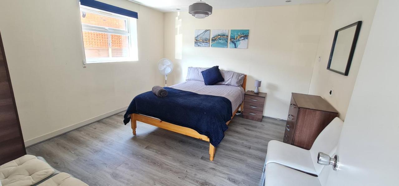 6 Bedroom Spacious Villa, Free Parking Byfleet Екстер'єр фото